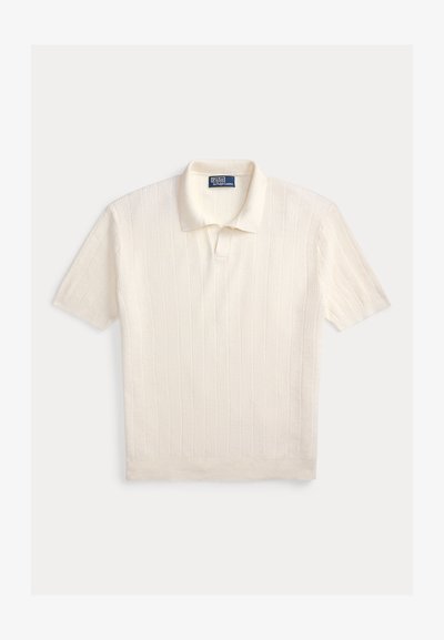 Κρεμ πλεκτό πόλο μπλούζα με κοντά μανίκια, ριμπ υφή με κάθετες γραμμές και γιακά, απλωμένη σε λευκό φόντο.