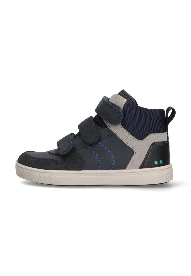 Zwarte en grijze high-top sneakers met klittenbandsluitingen, blauwe stiksels en een accent van gestructureerde stof. Rubberen zool met een patroon.