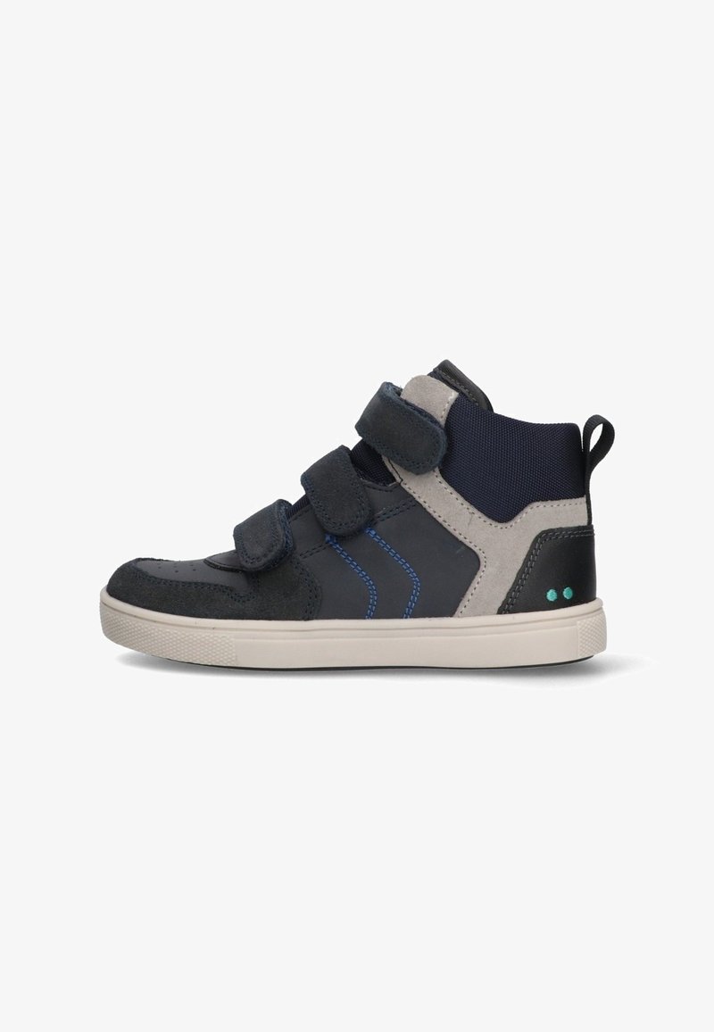Zwarte en grijze high-top sneakers met klittenbandsluitingen, blauwe stiksels en een accent van gestructureerde stof. Rubberen zool met een patroon.