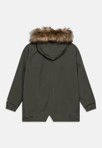 Oliv roheline parka jakk, millel on karvase voodriga kapuuts, pikad varrukad, elastsed mansetid ja sirge lõige. Seljal on vent.