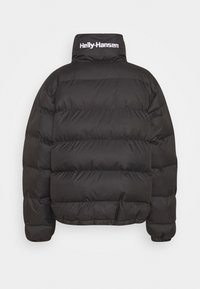 Černá péřová bunda s prošívaným designem, vysokým límcem a bílým logem "Helly-Hansen" na zádech. Hladká textura a zkrácený střih.