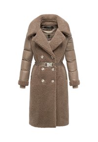 Cappotto marrone doppiopetto con una trama in shearling morbido sulla parte frontale e maniche con finitura satinata. Caratterizzato da una vita con cintura e dettagli di bottoni.