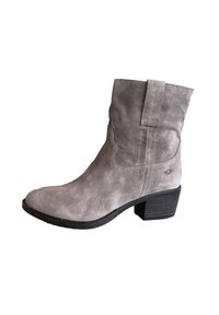 Grijze suède enkellaars met een lage gestapelde hak, een trekband en decoratieve stiksels aan de zijkant.