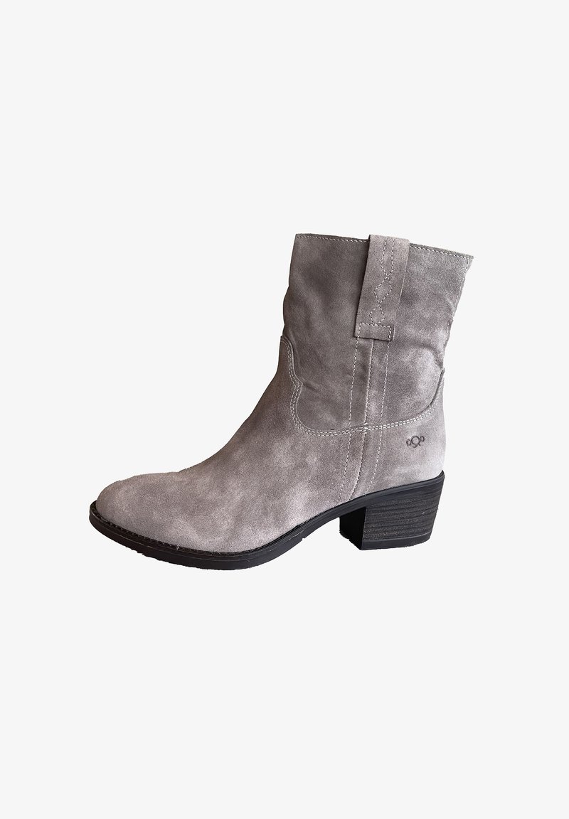 Grijze suède enkellaars met een lage gestapelde hak, een trekband en decoratieve stiksels aan de zijkant.