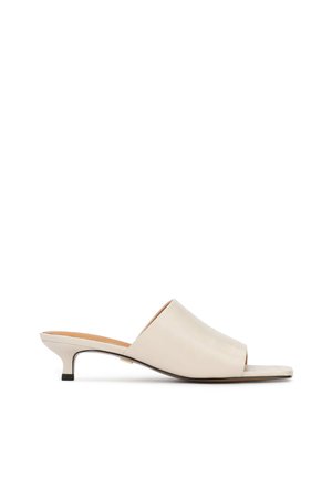 Béžové kožené šľapky s otvorenou špičkou, nízkym podpätkom, hladkou textúrou a minimalistickým dizajnom. Majú mierne lesklý povrch.