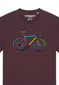 Bordeaux t-shirt met een meerkleurige afbeelding van een fiets, voorzien van duidelijke geometrische vormen, omlijnd in heldere tinten.