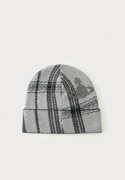 Πλεκτό καπέλο τύπου beanie διπλωμένο με γκρι και μαύρο καρό μοτίβο και διακριτική σιλουέτα αρκούδας σε απλό λευκό φόντο.