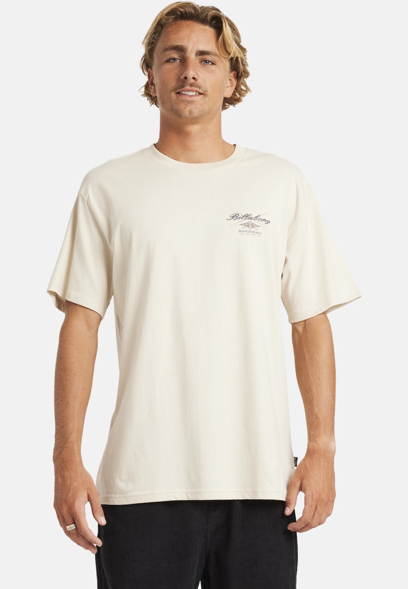 Crème-kleurig shirt met korte mouwen van katoen, met een klein grafisch logo op de linkerkant van de borst. Relaxte pasvorm met een ronde hals.