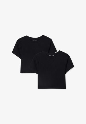 Czarne bawełniane, skrócone t-shirty, z krótkimi rękawami i okrągłym dekoltem. Gładka faktura z detalami z prążkowanej tkaniny. Pakowane po dwie sztuki.