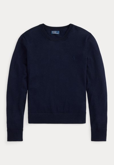 Σκούτερ μπλε ναυτικού με λαιμόκοψη crewneck, μακριά μανίκια, ριμπ μανσέτες και τελείωμα, και μικρό κεντημένο λογότυπο στο αριστερό στήθος.