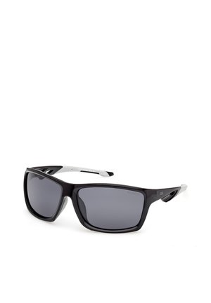 Rechteckige schwarze Sonnenbrille mit dunklen polarisierten Gläsern und weißen Bügeln, schräg gestellt, um Vorder- und Seitendetails zu zeigen.