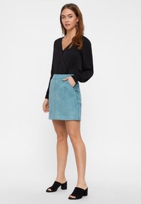 Vero Moda VMDONNADINA SHORT - Minikjol - smoke blue