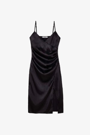 Črna satenska obleka z tankimi naramnicami, drapirano blago in razporek do stegna, ki se ponaša z rahlim leskom in gladko teksturo.