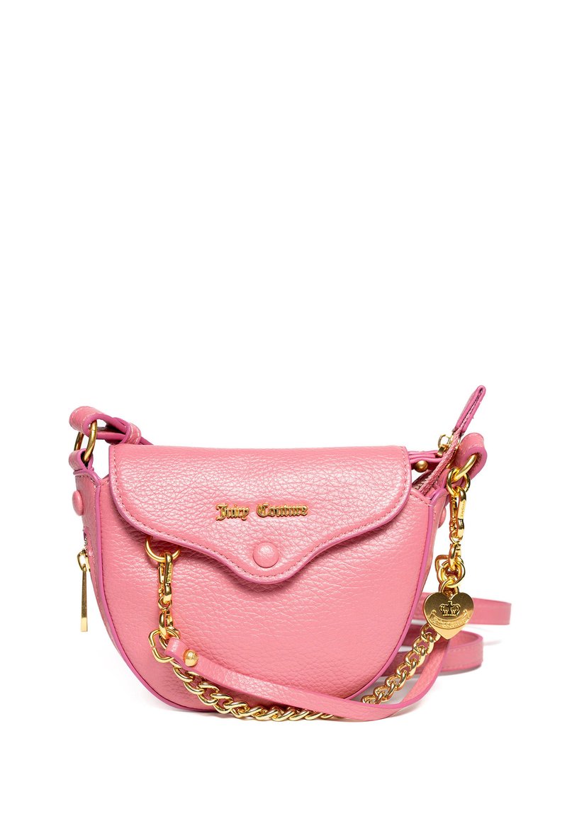 Borsa a tracolla in pelle rosa con finitura texture, forma curva, hardware dorato, tracolla a catena e dettaglio a cuore.