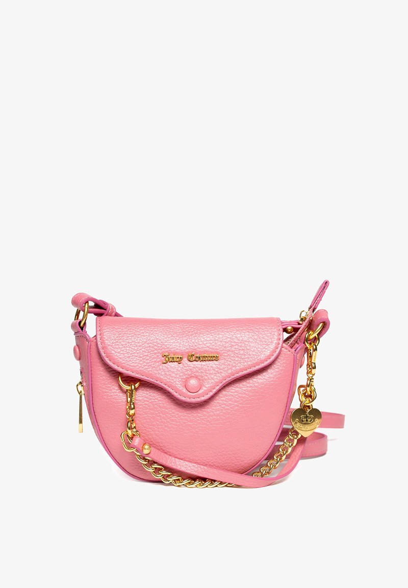 Borsa a tracolla in pelle rosa con finitura texture, forma curva, hardware dorato, tracolla a catena e dettaglio a cuore.