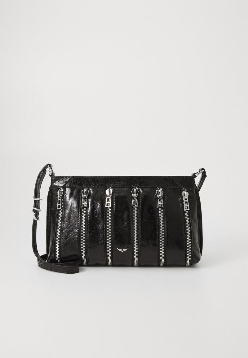 Borsa in pelle nera con diverse cerniere argentate sul davanti, tracolla regolabile e texture lucida. Forma rettangolare compatta.