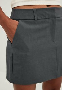 NA-KD MIT GÜRTELSCHLAUFENDETAIL - Minigonna - mid grey