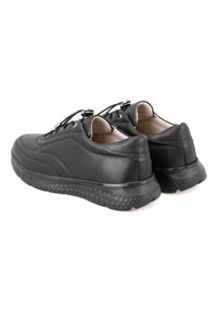 Schwarze Ledersneaker mit Gummisohle, die eine glatte Textur, abgerundete Form und Schnürverschluss aufweisen. Dezente Nähtdetails sind sichtbar.