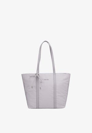 Lichtgrijze tote bag met lange hengsels, vooraan een knoopdetail en een subtiel merknaamlogo in het midden.