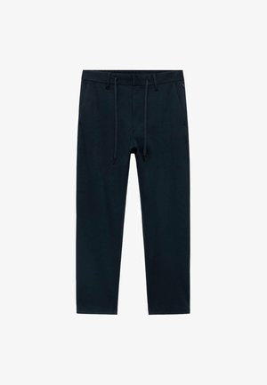 Pantalones azul marino hechos de un tejido suave, con una cintura elástica con cordones y dos bolsillos laterales, corte ajustado y sin patrones visibles.