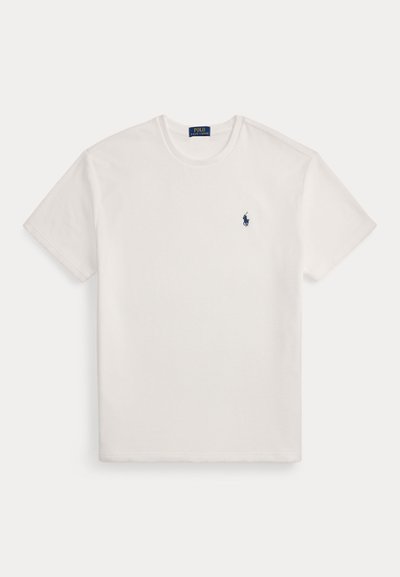 Λευκό κοντομάνικο T-shirt με στρογγυλή λαιμόκοψη και μικρό λογότυπο ποδοσφαιριστή πόλο σε σκούρο μπλε χρώμα στο αριστερό στήθος.