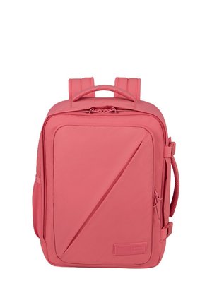 Zaino rettangolare rosa corallo con spallacci imbottiti, maniglie superiori e laterali, tasca frontale con cerniera e dettaglio diagonale nel design.