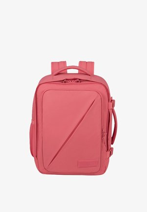 Zaino rettangolare rosa corallo con spallacci imbottiti, maniglie superiori e laterali, tasca frontale con cerniera e dettaglio diagonale nel design.