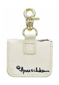 Witte leren sleutelhanger pouch met gouden accenten, voorzien van een drukknoopflap en zwart handtekeningdetail. Compact rechthoekig model.