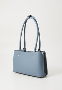Borsa a mano in pelle blu con una forma strutturata, doppio manico e inserti metallici. Presenta una superficie texturizzata e un design elegante.