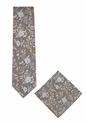 Braunes Krawatten- und Einstecktuchset mit hellblauem und beigem Blumenmuster auf einem strukturierten Stoffhintergrund.