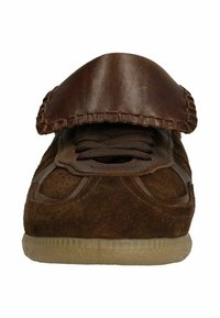 Braune Wildledersneaker mit runder Zehenform, Lederakzenten im Obermaterial und einer strukturierten Gummisohle. Die Schnürsenkel sind vorne sichtbar.