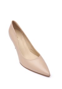Beżowy skórzany but na wysokim obcasie z zaokrąglonym noskiem i gładkim wykończeniem, charakteryzujący się niskim krojem i minimalistycznymi zdobieniami.