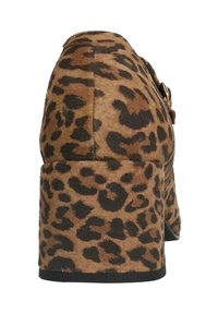 Scarpa con tacco alto in stampa leopardata, realizzata in un tessuto testurizzato, con punta arrotondata e tacco spesso. Progettata con una cerniera laterale per maggiore comodità.