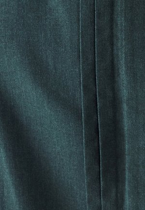 Tessuto verde scuro con una texture liscia, caratterizzato da una cucitura verticale. Il materiale sembra leggero e leggermente lucido.