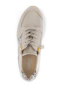Beige Sneaker mit strukturiertem Lederobermaterial, Schnürverschluss, goldfarbener Hardware und einem Leopardenmuster-Detail an der Seite. Weiche Innenauskleidung.