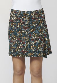 Blommig kjol i svart med färgglada blommönster. Har en rynkad midja och A-linjeformad silhuett. Tillverkad av mjukt, lätt tyg.