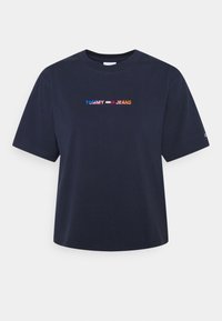 Camiseta de algodón de color azul marino, con mangas cortas, cuello redondo y logo bordado de "TOMMY JEANS" en letras multicolores en la parte delantera.