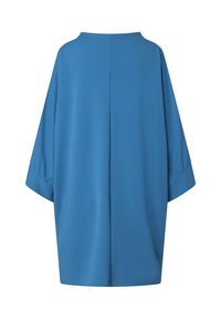 Übergroße blaue Tunika mit hohem Ausschnitt, Fledermausärmeln und einer mittleren Naht auf der Rückseite. Hergestellt aus weichem Stoff mit glatter Textur.