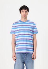 Camiseta de rayas azul claro con patrones horizontales en blanco y rojo. Presenta mangas cortas y un cuello redondo, hecha de una tela suave.