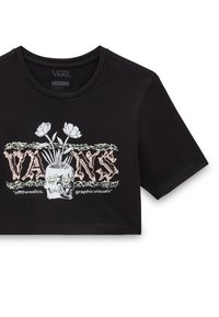 Camiseta negra corta de algodón, con un diseño gráfico que presenta una calavera y flores en tonos rosa apagado y blanco. Mangas cortas, escote redondo.