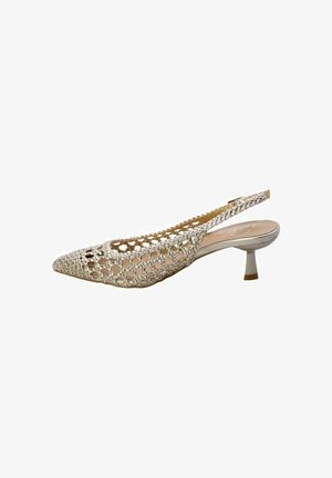 Décolleté slingback intrecciata in argento metallizzato con punta a punta e tacco basso kitten.