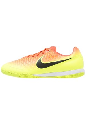 Chaussure de sport Nike profil bas avec tige en mesh orange dégradée vers le jaune, logo swoosh noir et semelle en caoutchouc jaune néon.