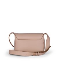 Rektangulär läderväska i ljus beige med en texturerad yta, utrustad med ett avtagbart rem och en vinklad klaffstängning.