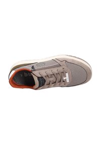 Hellgraue Sneaker mit Obermaterial aus Wildleder und Mesh, braunes Akzent am Absatz, Schnürdesign, gepolstertes Innenfutter und weiße Gummisohle.