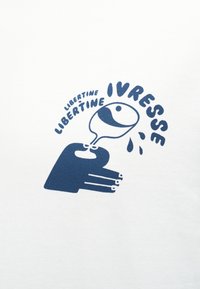 Στιλιζαρισμένο μπλε χέρι που κρατά ένα ποτήρι κρασί με στάλες, με τις λέξεις «LIBERTINE IVRESSE» να κυρτώνουν γύρω από το ποτήρι σε λευκό φόντο.