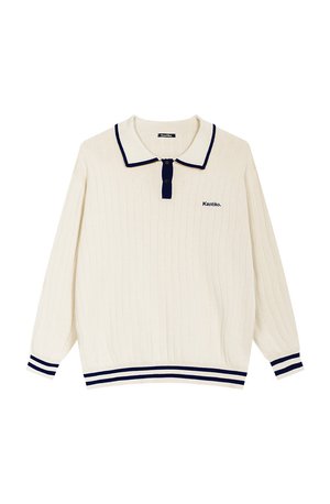 Pull en tricot crème avec une texture côtelée, bordure bleu marine au col et aux poignets, et une fermeture à boutons au cou. Logo brodé sur le devant.