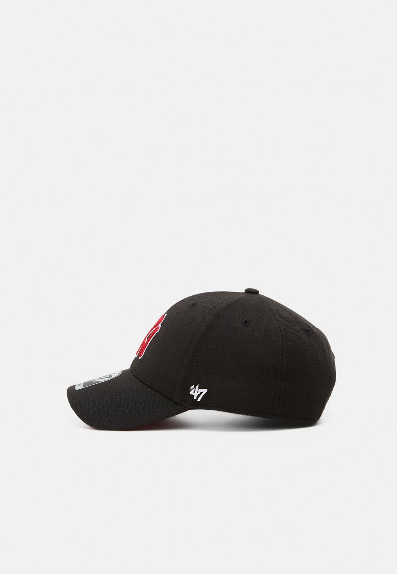 Gorra de béisbol negra con visera curvada, que presenta acentos bordados en rojo y el logo blanco "47" en el lado. Hecha de un tejido texturizado.