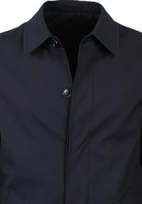 Cappotto blu scuro con collo e chiusura a bottoni, e dettagli di cucitura visibili. Realizzato in tessuto liscio e leggero.