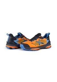 Chaussures de sport avec une tige noire et des accents orange et bleu, des panneaux en mesh, des semelles texturées et un design élégant.
