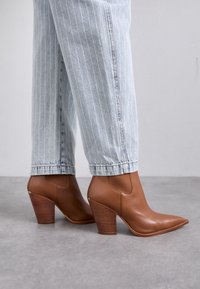 LENI BOOTIE - Bottines à talons hauts - luggage